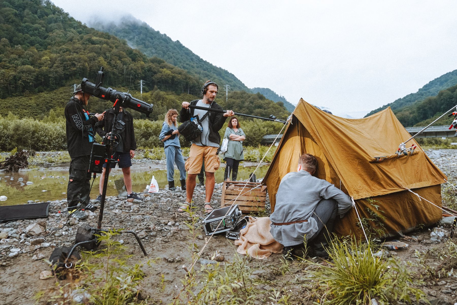 Équipe de tournage installée dans un paysage de montagne