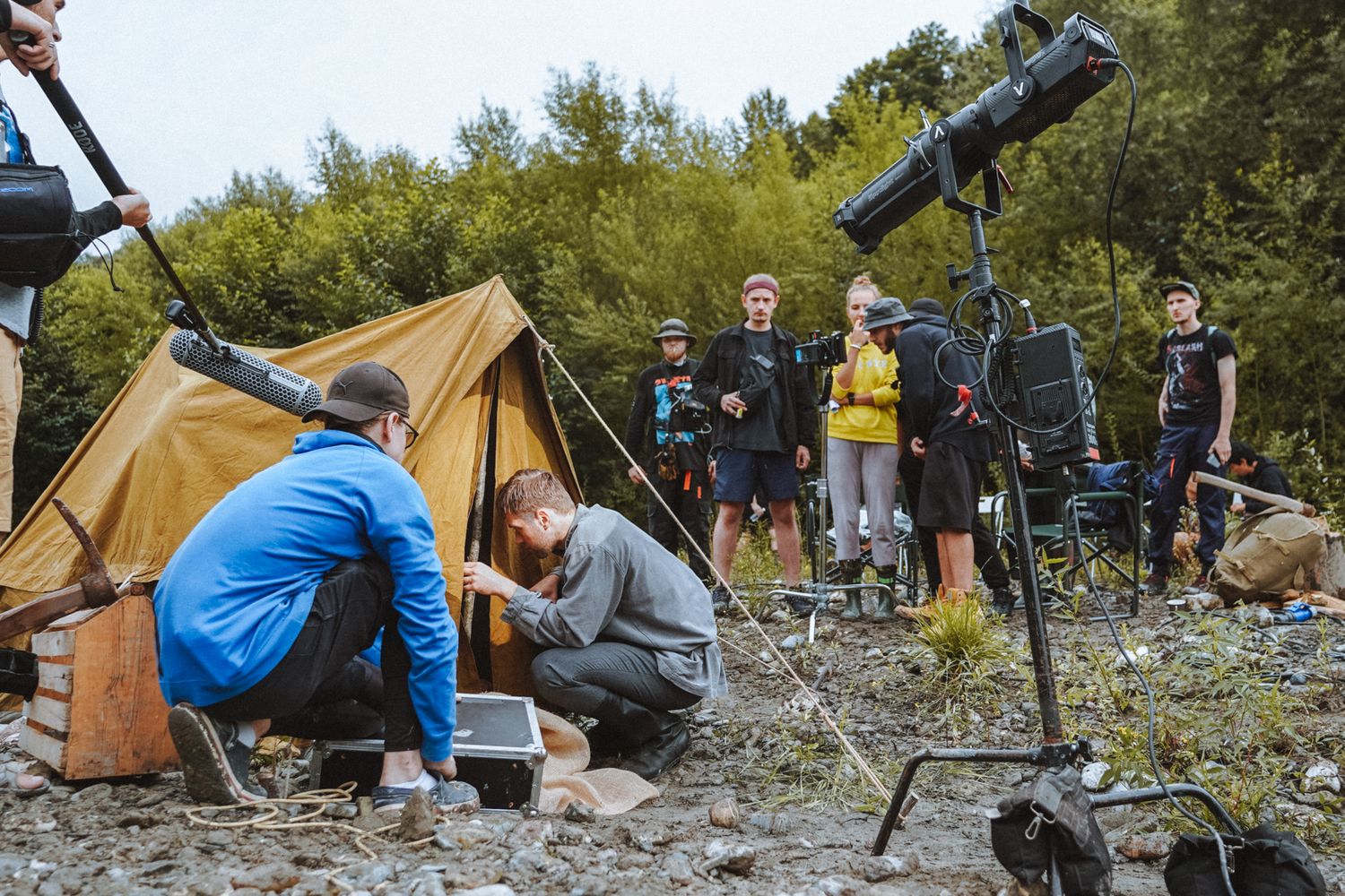 Tournage cinéma en extérieur dans un paysage de montagne