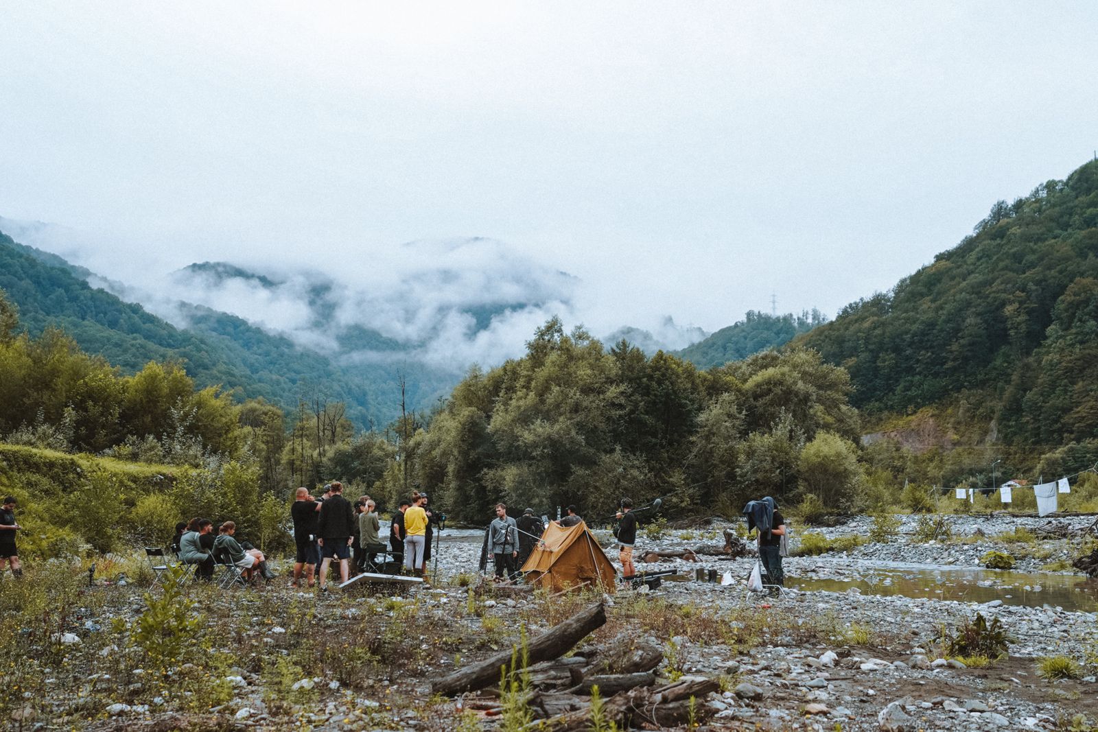 Équipe de tournage travaillant dans un paysage de montagne
