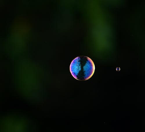 Foto d'estoc gratuïta de bombolles, flotant, fons fosc
