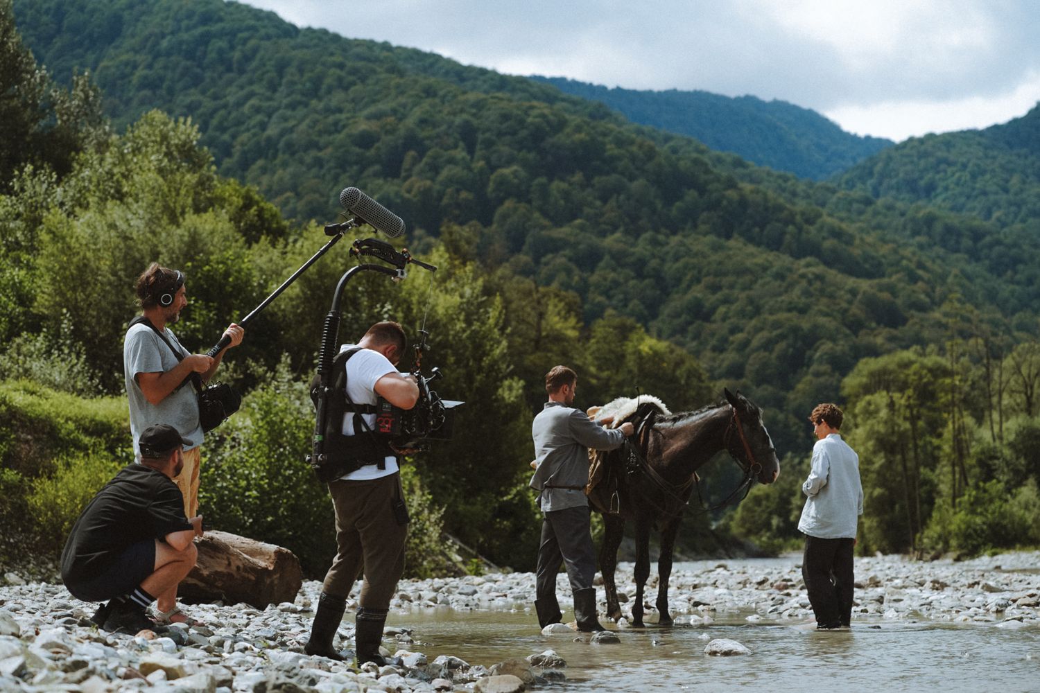 Équipe de cinéma travaillant dans une vallée de montagne