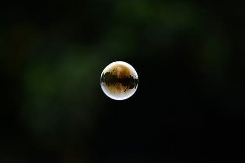 Foto d'estoc gratuïta de bombolla, flotant, fons fosc