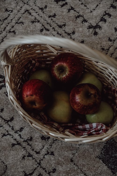 Základová fotografie zdarma na téma jablka, tkaný koš, vertikální záběr