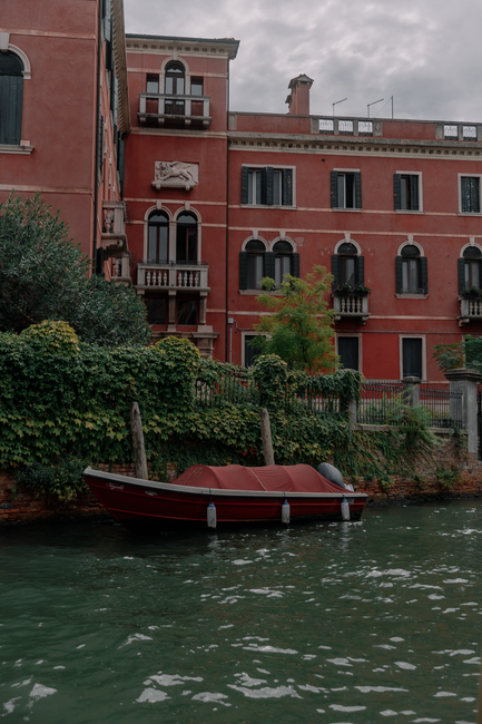 Charming canal view featuring historic buildings and lush greenery, perfect for travel enthusiasts.