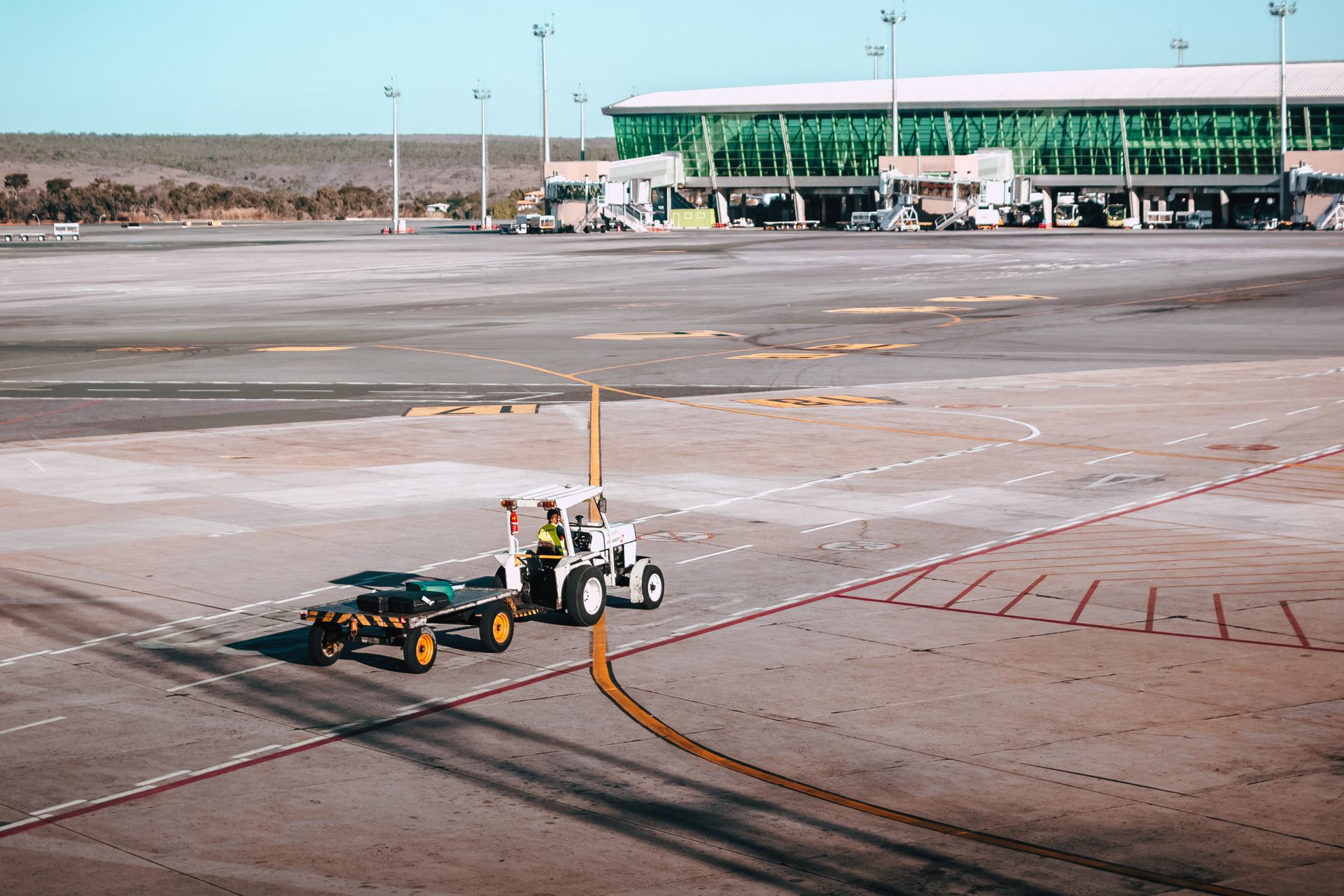 Un monumento cerca de la pista de un aeropuerto de día