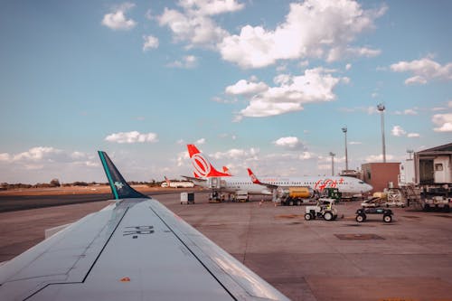 Aeroplano Bianco E Rosso Sotto Il Cielo Nuvoloso