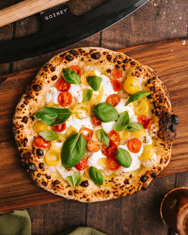 Sauerteig Pizza Nach Neapolitanischer Art Mit Frischen Tomaten Vom Lokalen Markt