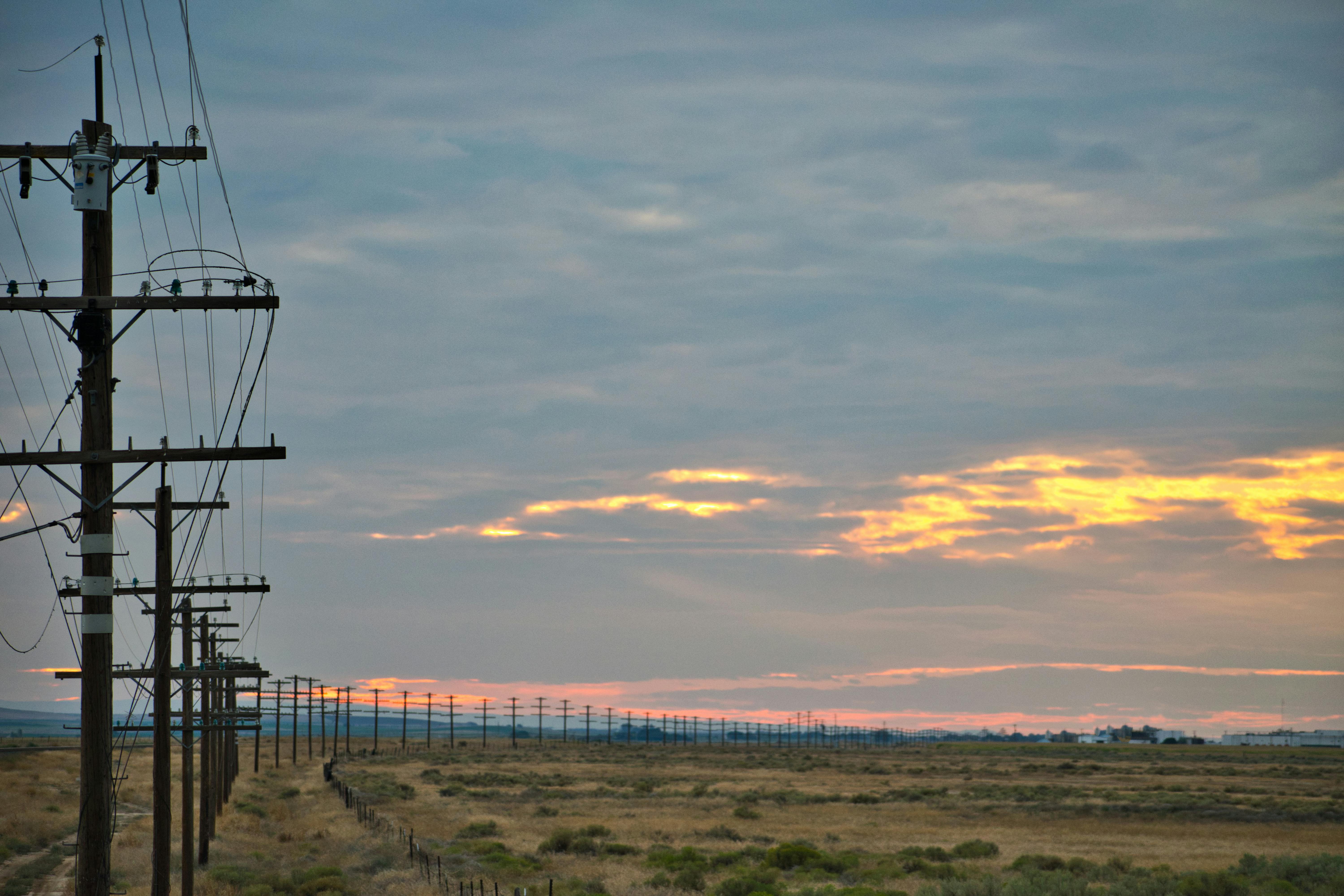Kostenloses Foto zum Thema sonnenuntergang, telefonmasten
