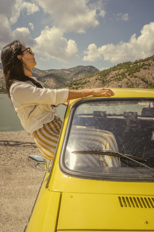 Kostnadsfri bild av bil, gul bil, kvinna