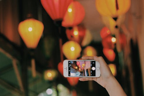 Základová fotografie zdarma na téma chytrý telefon, držení, lampiony