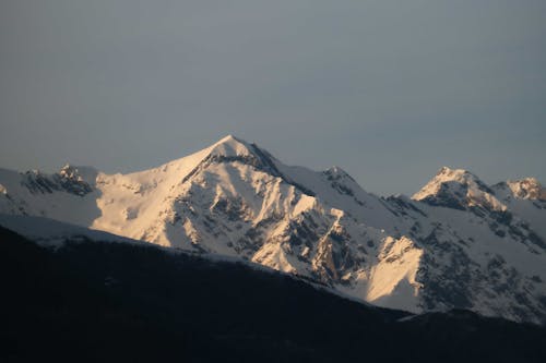 Photos gratuites de ciel gris, couvert de neige, montagne