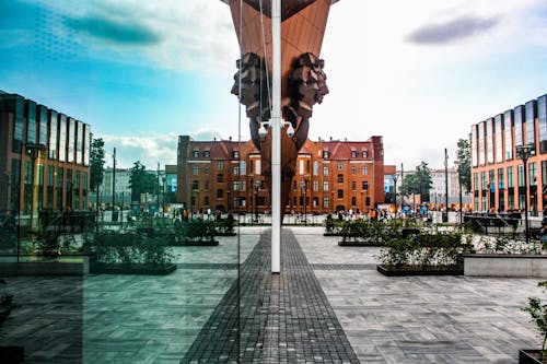 Edificio Alto Bajo Nubes Blancas