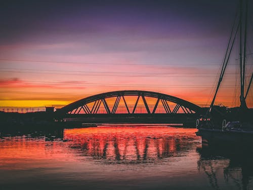 Gratis Silhouette Di Ponte Sotto Il Cielo Arancione Foto a disposizione
