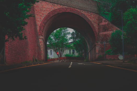 一条安静的道路上，坐落着一座砖砌石桥，四周绿树环绕