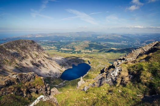 蔚蓝天空下，郁郁葱葱的山间湖泊呈现出一幅壮丽的鸟瞰图