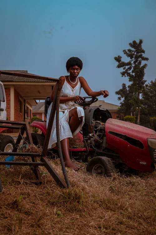 afrikalı-amerikalı kadın, araç, Beyaz elbise içeren Ücretsiz stok fotoğraf