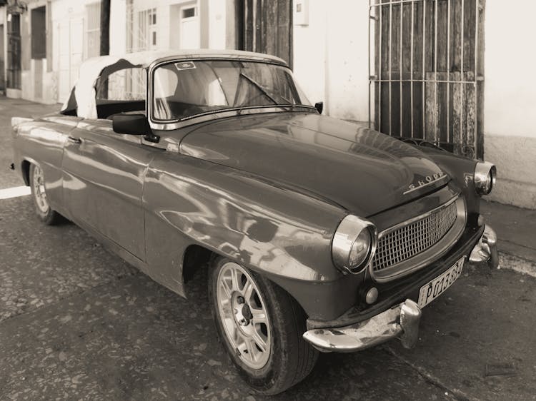 A Grayscale Of A Skoda Felicia Car