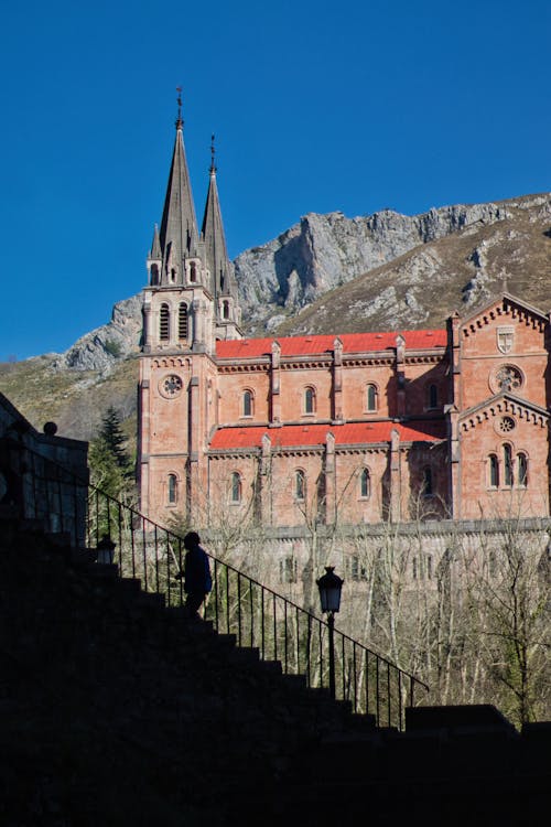 Gratis lagerfoto af bakke, basilika, bjerge