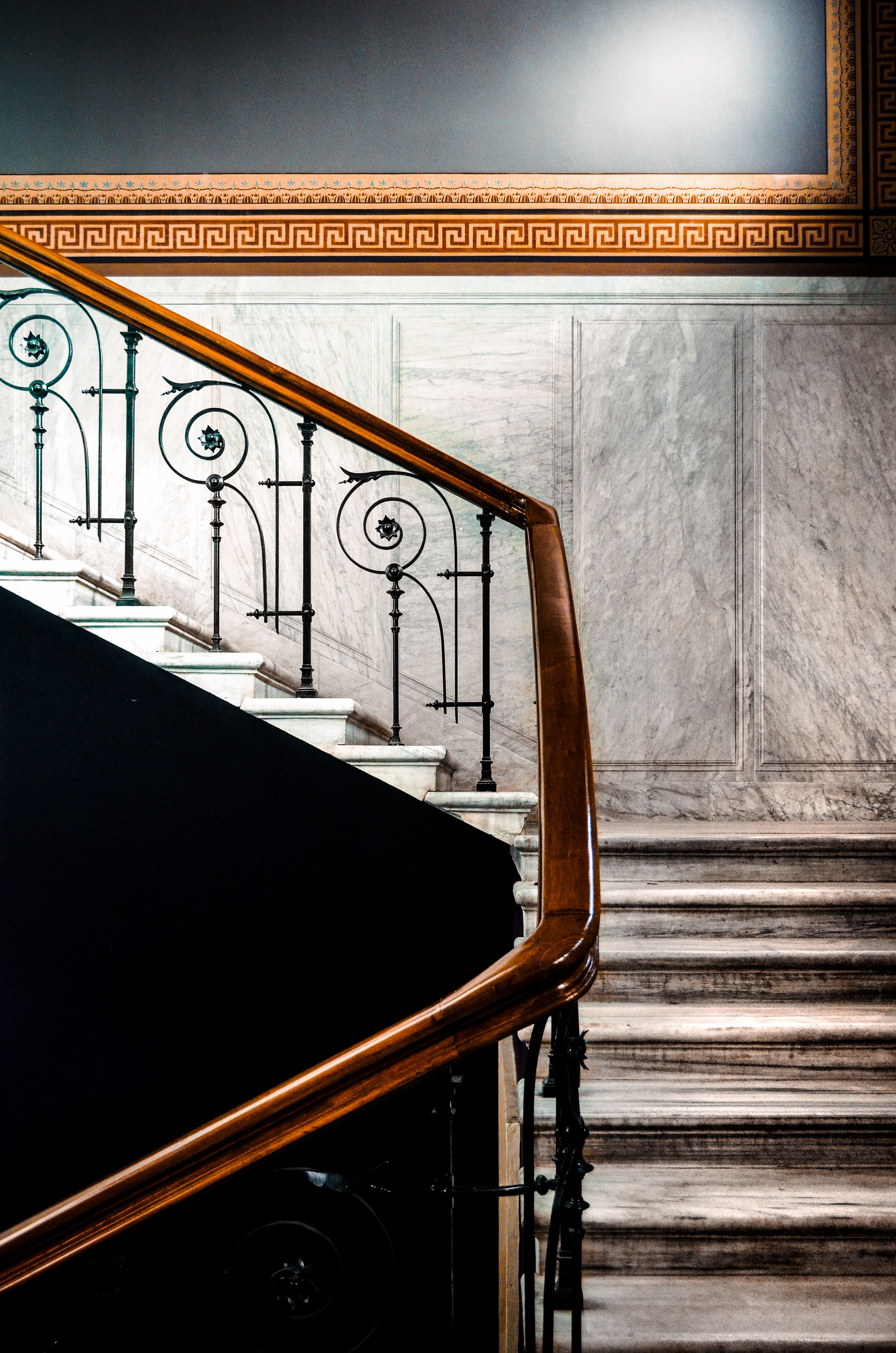 Escalier en marbre et rampe en fer forgé d'une copropriété niçoise