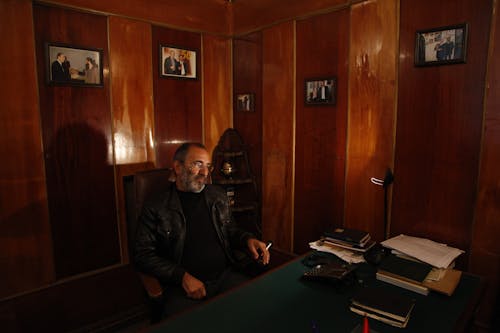 Homme Assis Sur Une Chaise En Face De La Table