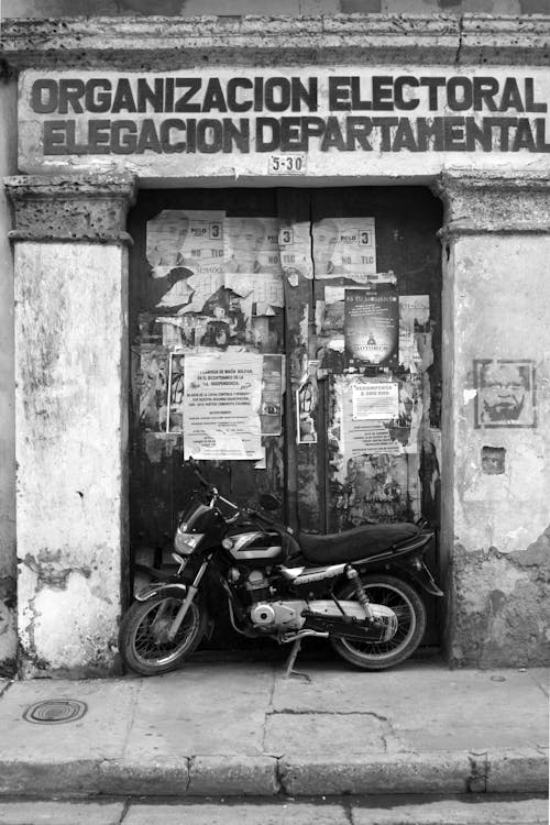 Základová fotografie zdarma na téma betonová dlažba, černobílý, dřevěné dveře