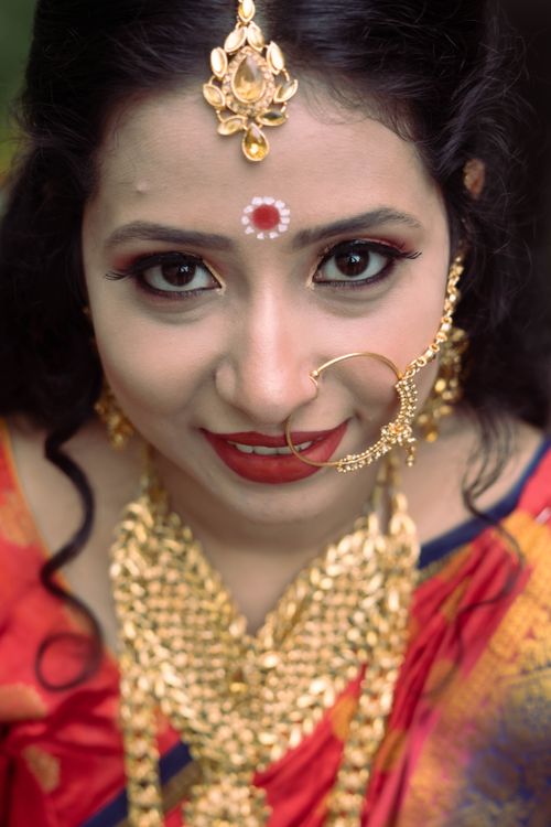 Free Close-up portrait of a smiling South Asian bride with traditional jewelry and makeup. Stock Photo