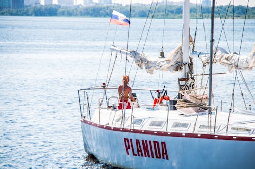 Persona En Un Barco