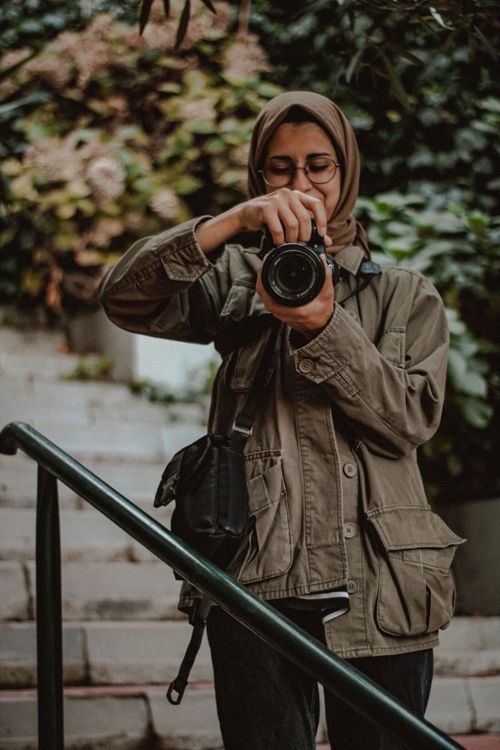 Free Young woman photographing with DSLR in İstanbul outdoors. Stock Photo