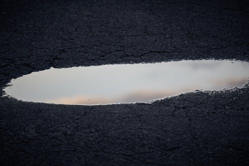 Darmowe zdjęcie z galerii z asfalt, chropowaty, kałuża