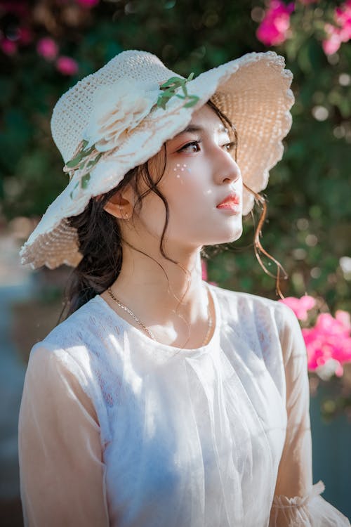 https://www.pexels.com/photo/woman-wearing-sunhat-1382731/