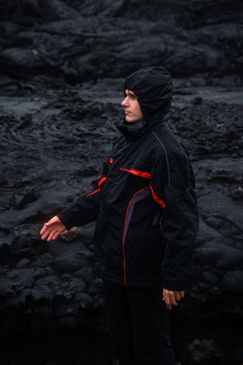 Fotos de stock gratuitas de chaqueta negra, de pie, encapuchado