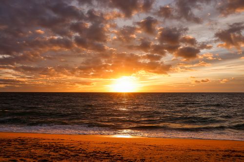 波と砂のあるビーチの夕日 · 無料の写真素材