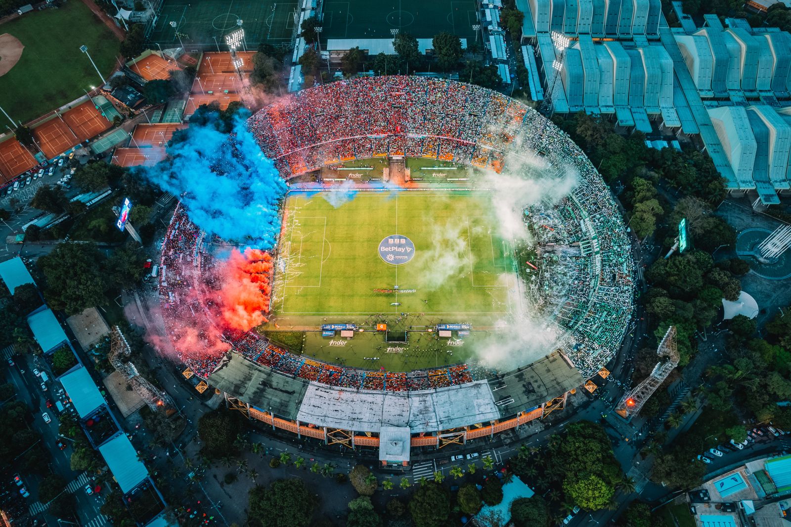Estadio con humo de bengalas