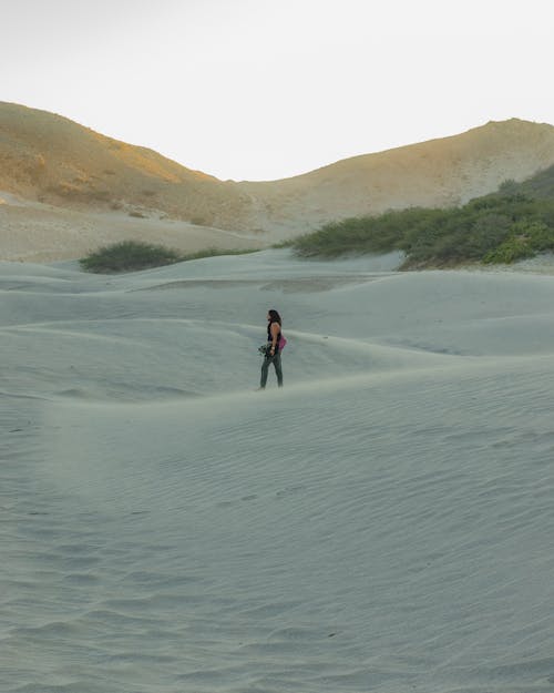 Foto profissional grátis de andando, ao ar livre, areia