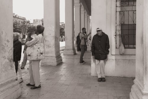 Foto profissional grátis de apoiando, de pé, esperando