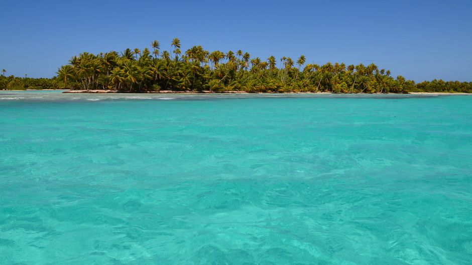 Discover a serene tropical island surrounded by clear turquoise waters, ideal for a summer getaway.