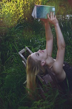 一位年轻的金发女子在宁静的户外看书