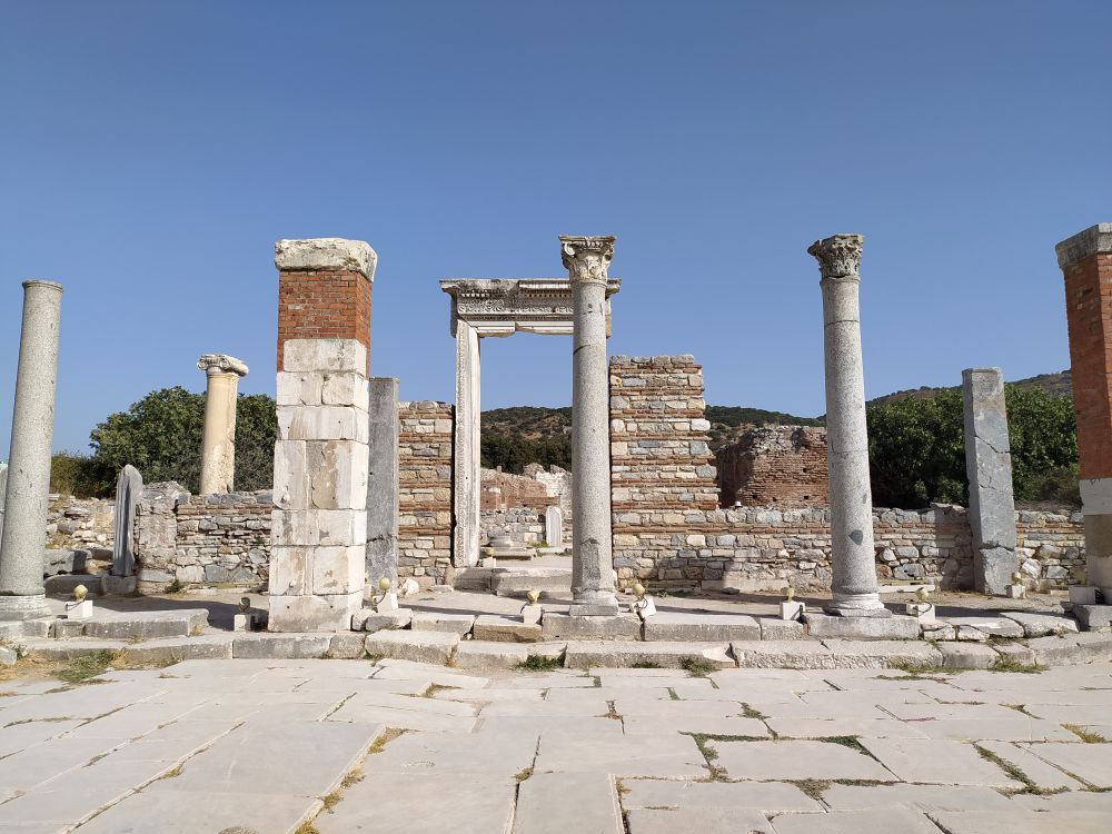 Ruine antice cu coloane și pavaj de marmură la Efes, Turcia