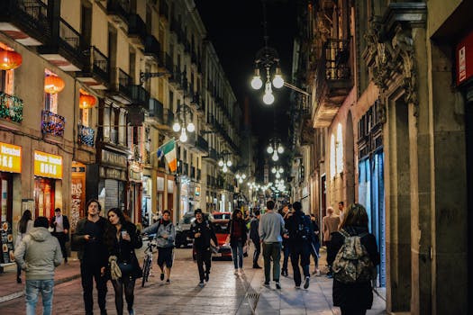 巴塞罗那老城区的夜生活充满活力，人们在路灯下行走