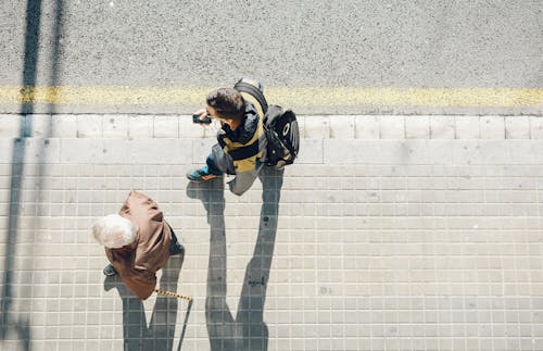 High Angle Fotografie Van Twee Personen Die Langs De Weg Lopen