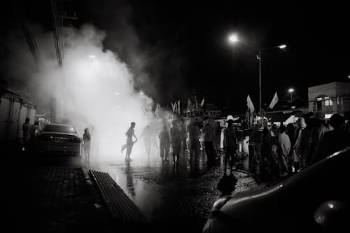 Základová fotografie zdarma na téma černobílý, chůze, kouř
