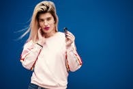 时尚的年轻女子与旋转器构成不安的互动，突显时尚与嬉戏