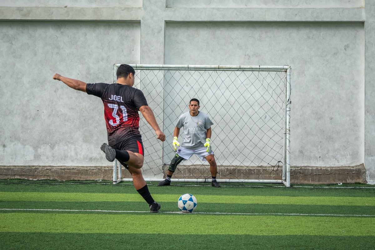 Futbol sahasında penaltı atışını bekleyen kaleci ve atıcı