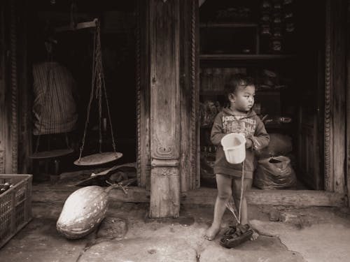 Kostnadsfri bild av barn, gata, gråskale