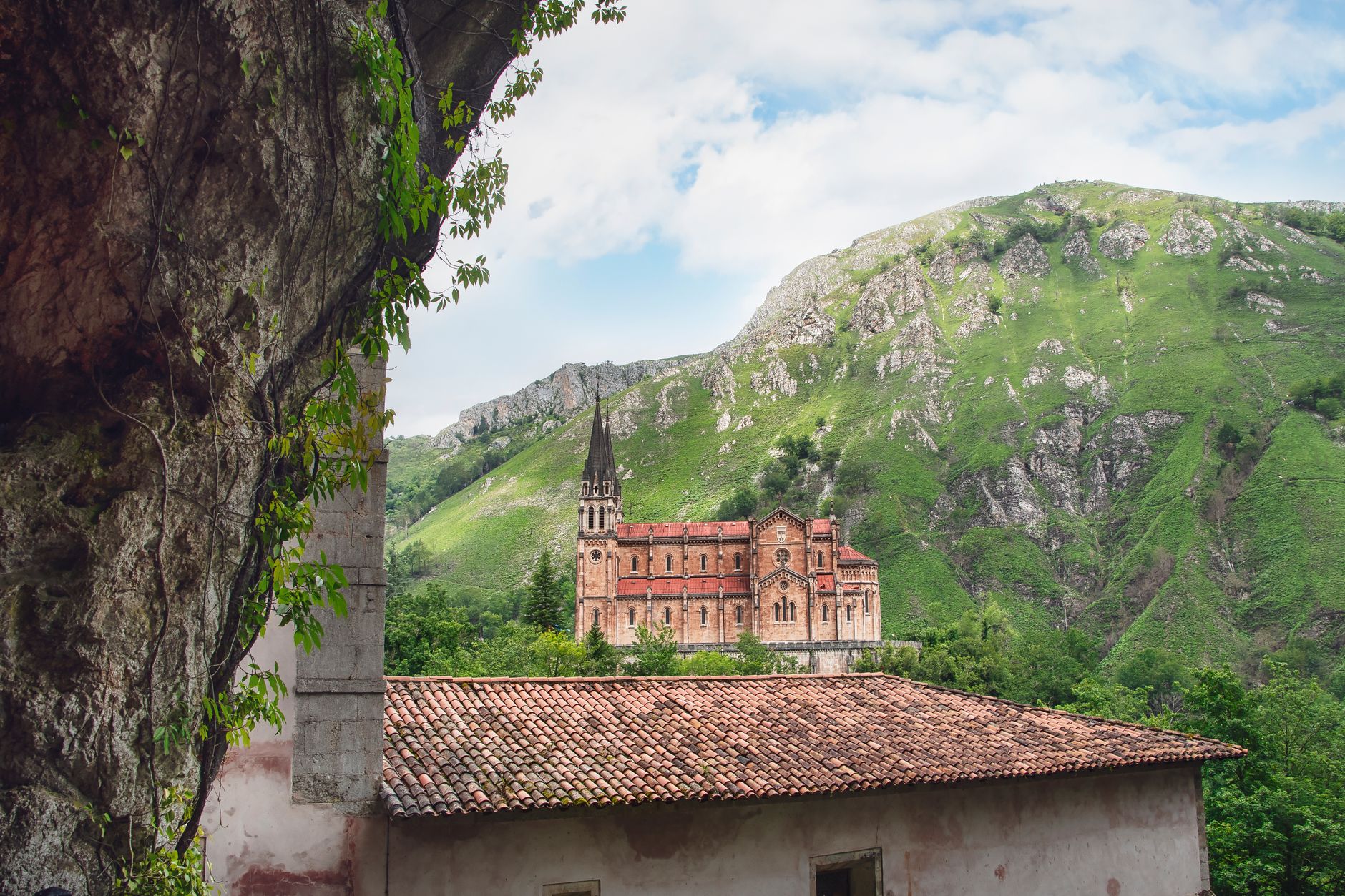 La basílica de Covadonga al pie de la montaña asturiana