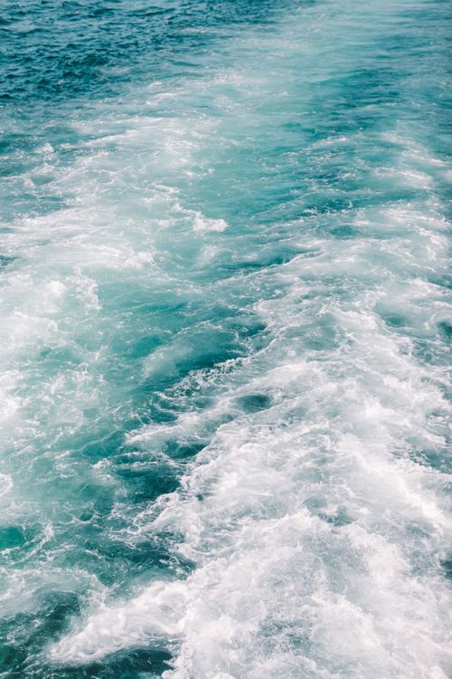 Free Vibrant blue ocean waves creating a dynamic water splash pattern. Stock Photo