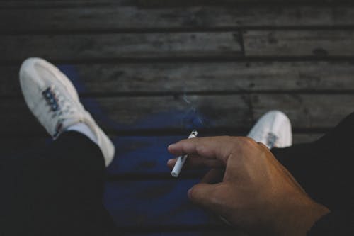 Fotobanka s bezplatnými fotkami na tému akcia, cigareta, človek