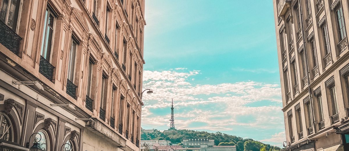Calle de Lyon con una torre al fondo