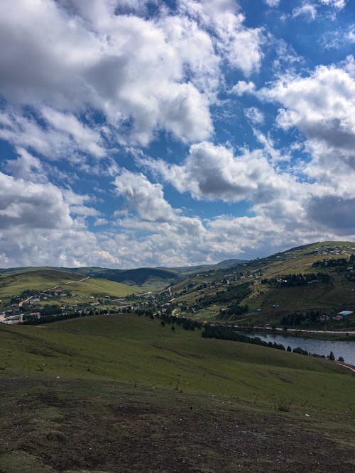 Fotos de stock gratuitas de cerros, césped, cielo azul