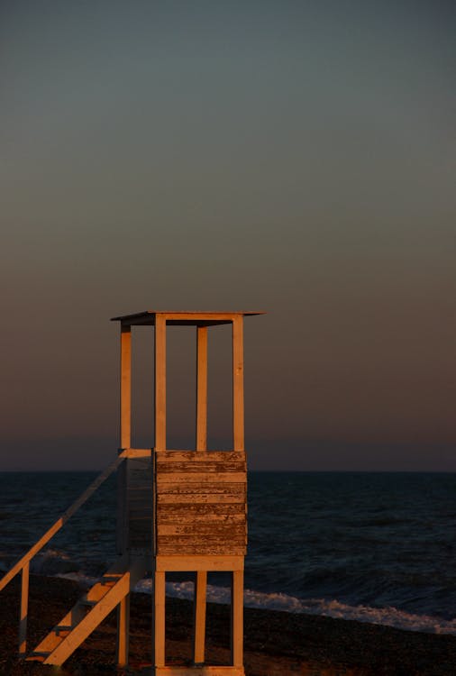 Darmowe zdjęcie z galerii z pionowy strzał, plaża, ratownik pocztowy